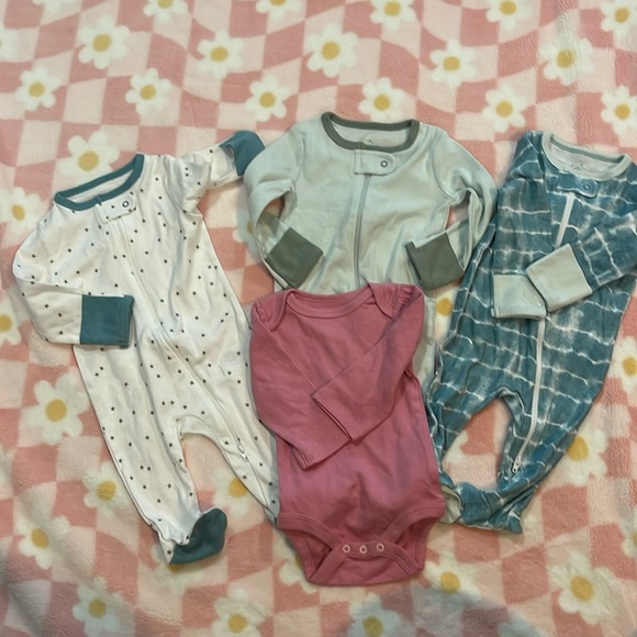 NWOT 0-3 month clothing bundle - Picture 1 of 6